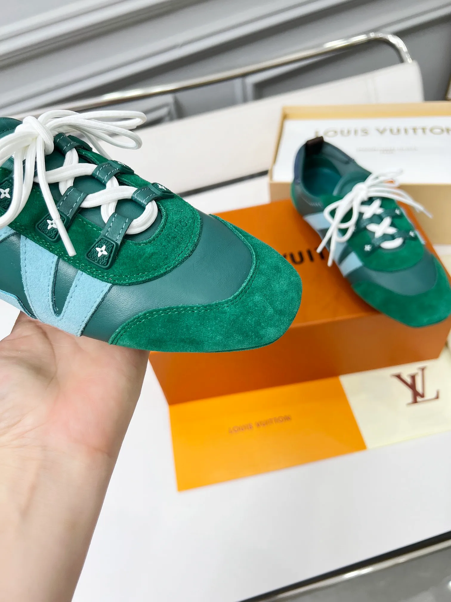 👟👟Ex-factory price 600👟👟 LV Sneakerina ballet-style sneakers are made of soft sheepskin and suede cow leather trimmings, and Monogram canvas is used to write the LV letters on the side, combining the light structure of ballet shoes with the comfortable texture of sneakers. Sacchetto craftsmanship and an injection-molded outsole complete the package, allowing for flexibility in a variety of looks. Code number: 35~41, colors are being updated...